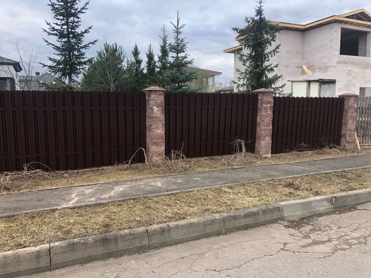 Забор из евроштакетника шахматка коричневый